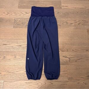 Lululemon Size 2 Women’s Navy Blue Pull-On Active Crop Pants (Light weight)